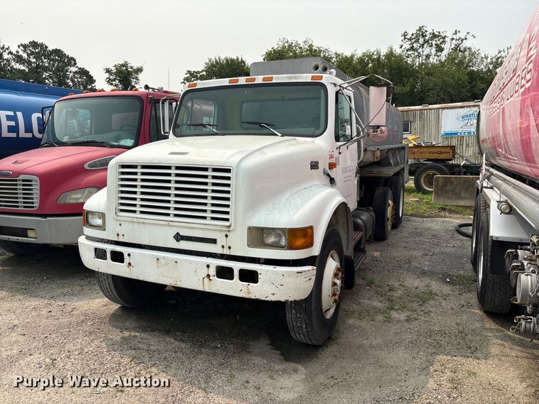 1996 International 4900 fuel / lube truck - EF1278