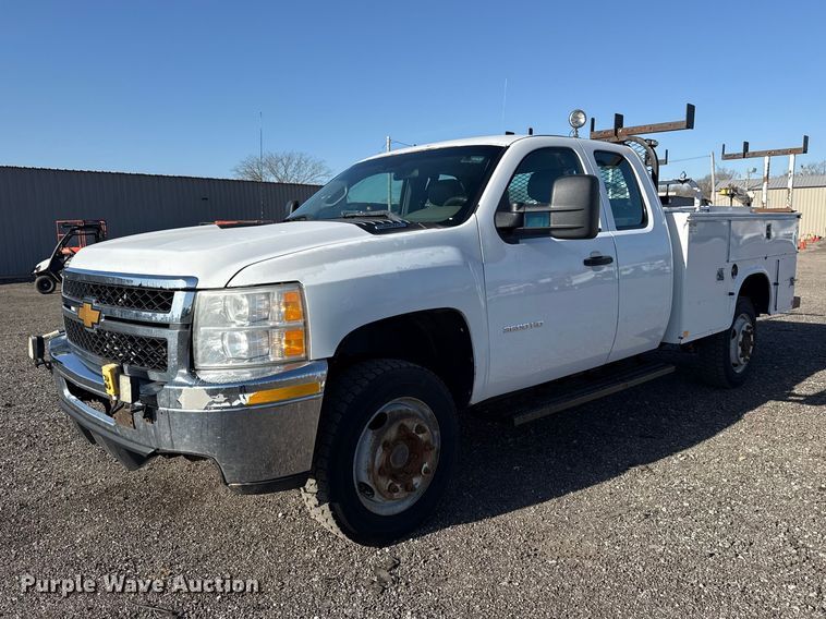 2013 Chevrolet 3500HD Ext. Cab utility bed pickup truck - EG8883