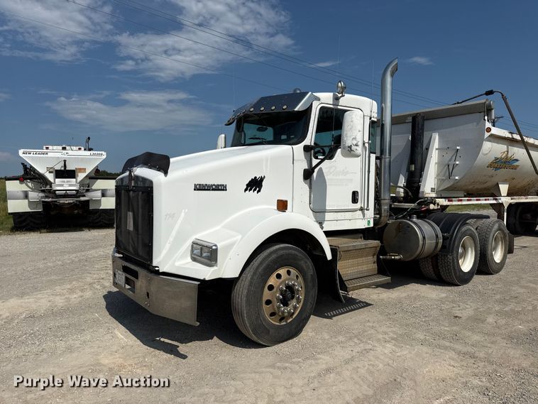 2007 Kenworth T800 semi truck - EN0404