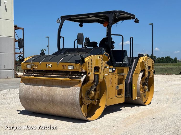 2016 Caterpillar CB68B Versa-Vibe double drum vibratory roller - EO4381