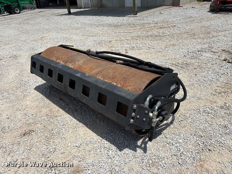 Skid steer vibratory roller - EO4392