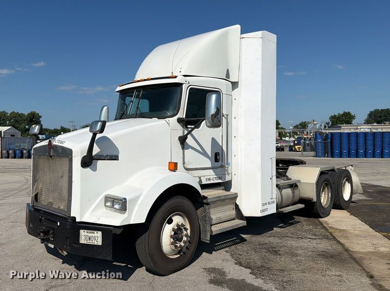 2014 Kenworth T800 semi truck - EX4027