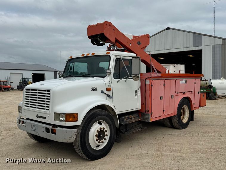 1998 International 4700 bucket truck - FB5736