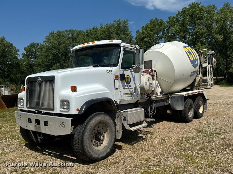 2005 International 5500i ready mix truck - FB5755