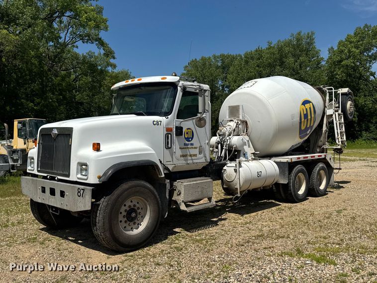 2004 International 5500i ready mix truck - FB5756
