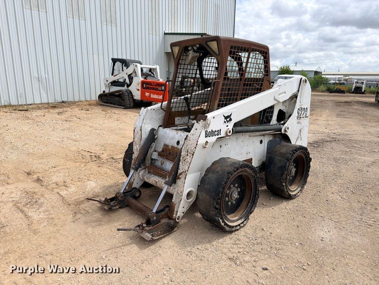 2004 Bobcat S220 skid steer loader - FB8222