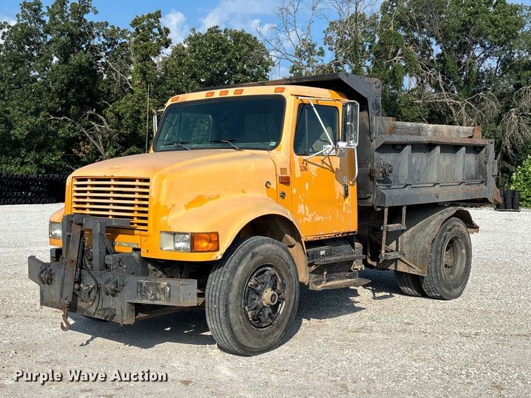 1992 International 4900 dump truck - FG0533