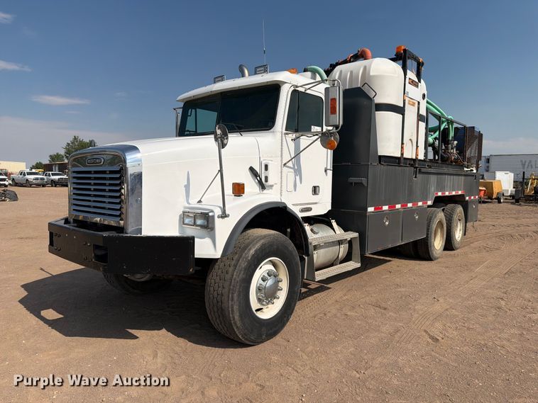 2000 Freightliner Conventional flatbed truck - FM7584