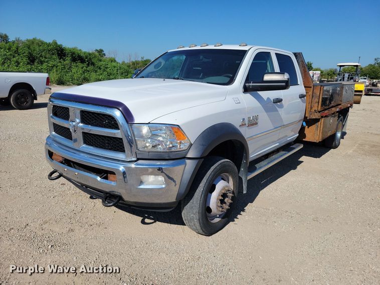 2018 Ram 5500 Crew Cab flatbed truck - FU0031