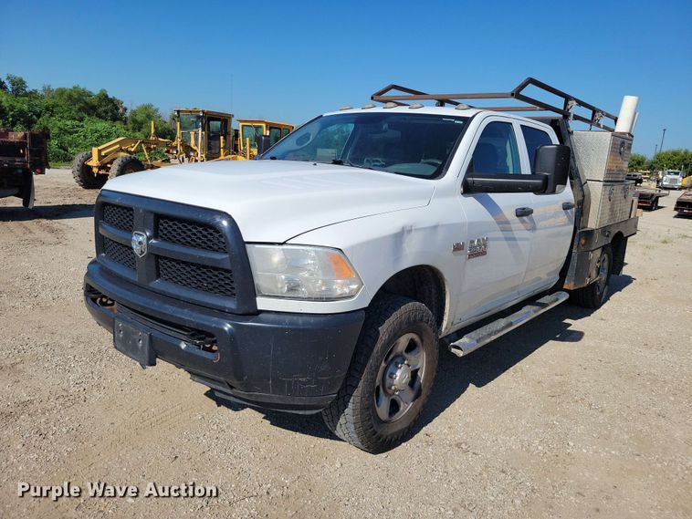 2018 RAM 2500 Crew Cab flatbed pickup truck - FU0032