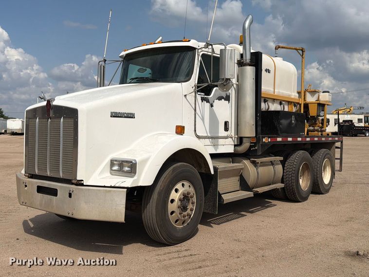 2004 Kenworth T800 flatbed truck - MZ9716