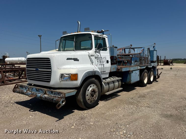 1992 Ford Aeromax L9000 pulling truck - NJ9265
