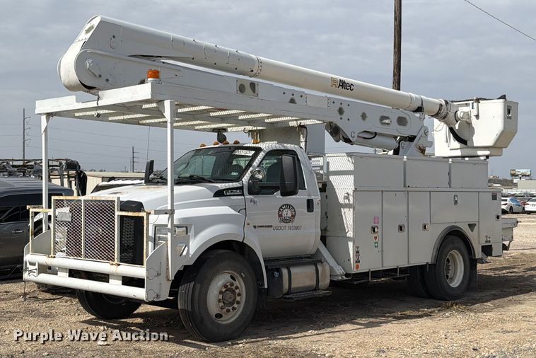 2017 Ford F750 Super Duty bucket truck - YA2550