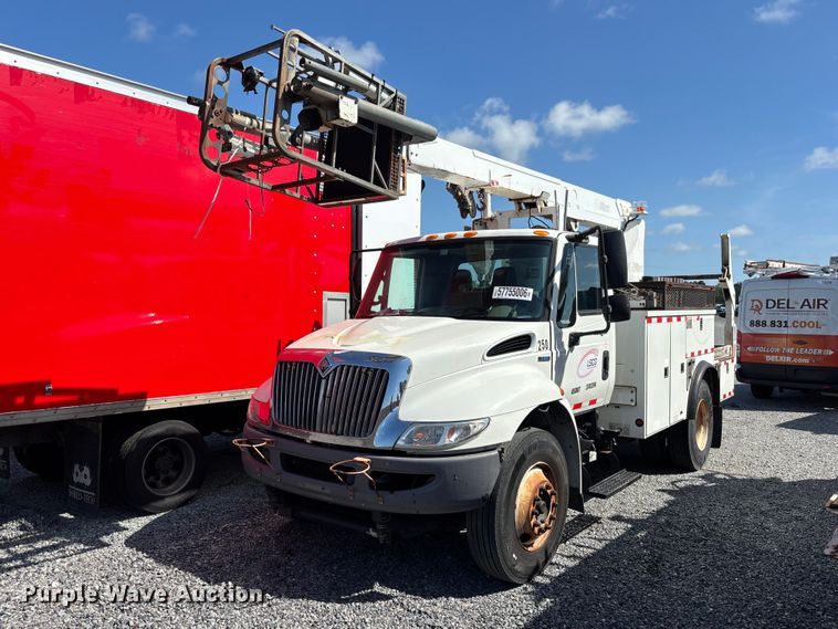 2009 International 4300 bucket truck - YA3908