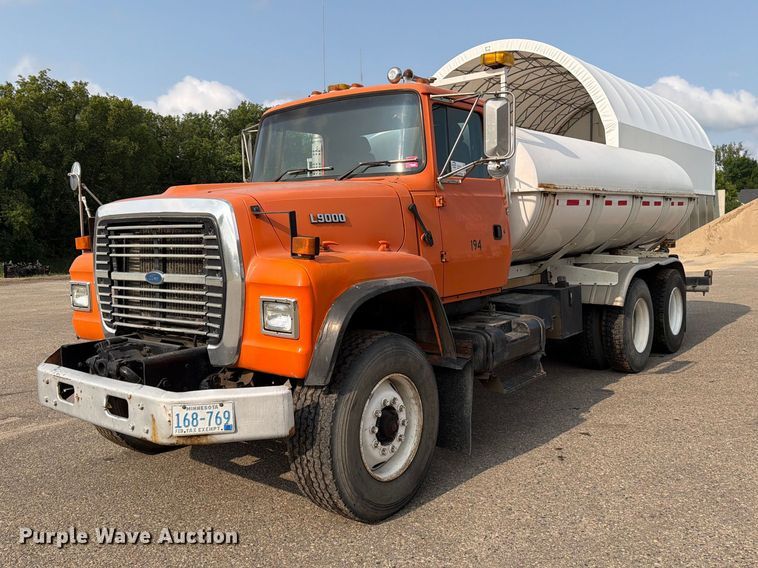 1996 Ford LT9000 water truck - DV8522