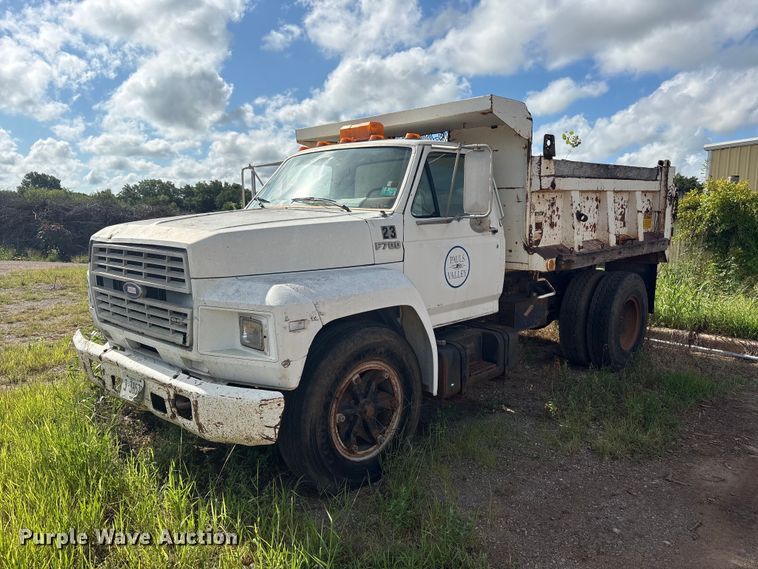 1989 Ford F700 dump truck - ET6488