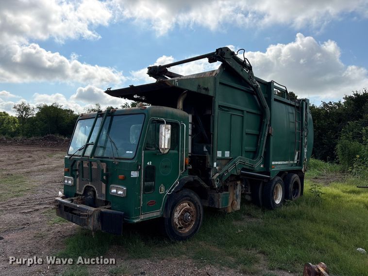 2002 Peterbilt 320 refuse truck - ET6491