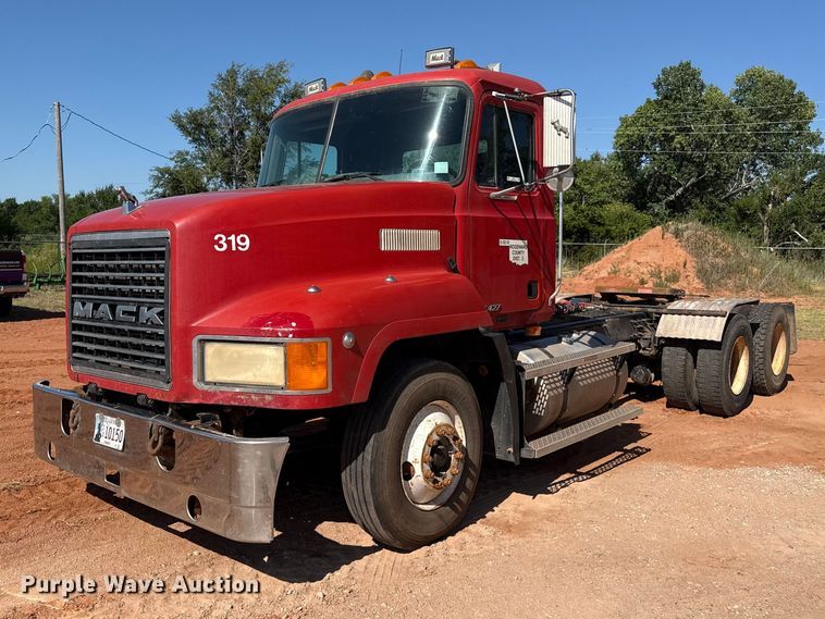 1998 Mack CH600 semi truck - EW4110