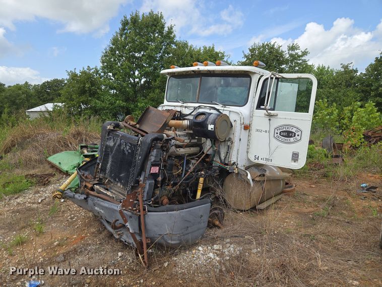 1994 International 9400 semi truck - EW8504
