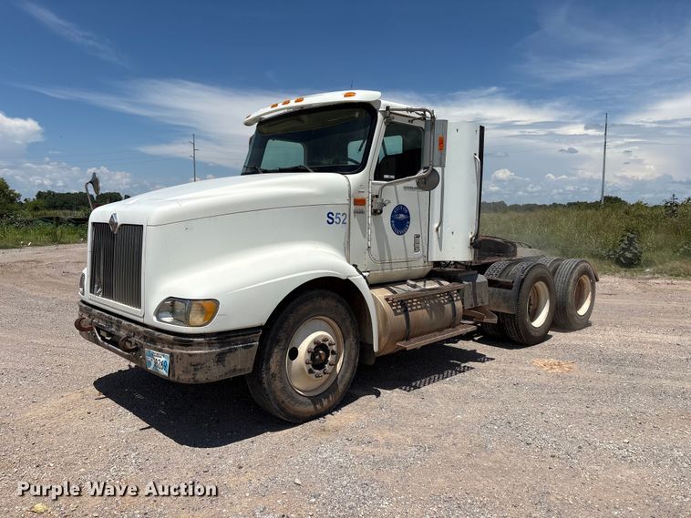2002 International 9400i semi truck - EX0009