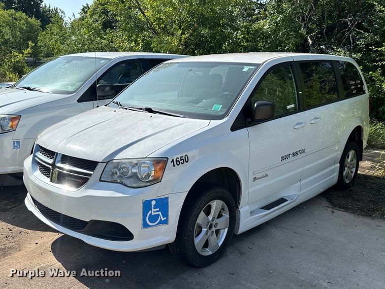2016 Dodge Grand Caravan handicap accessible van - FC4025
