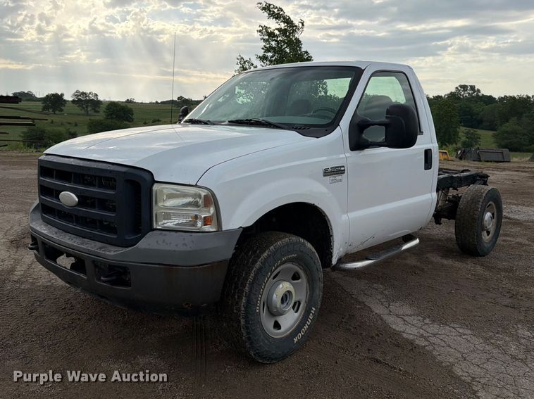 2007 Ford F250 Super Duty XL pickup truck cab and chassis - FK3018