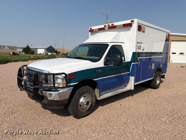 2002 Ford F350 Super Duty ambulance - FM7565