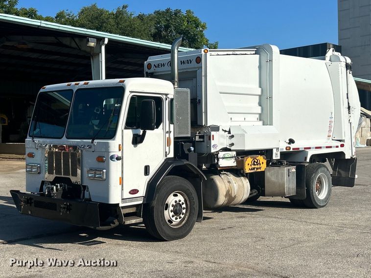 2017 Peterbilt 320 refuse truck - FT6020