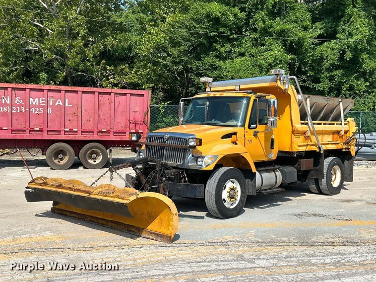 2005 International 7400 dump truck - FT6032