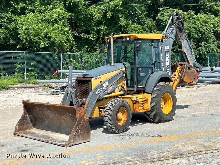 2010 John Deere 410J backhoe - FT6076