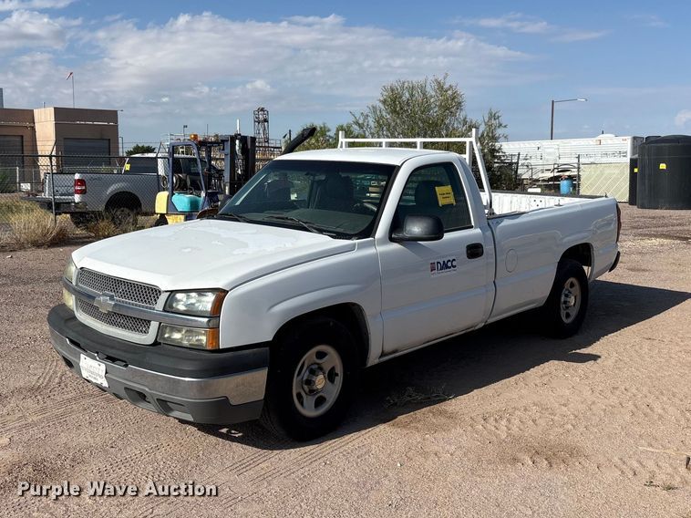 2004 Chevrolet Silverado 1500 pickup truck - JM9506