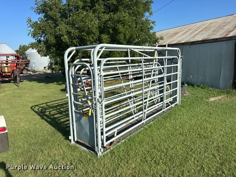 Person G909 livestock chute - DY3003