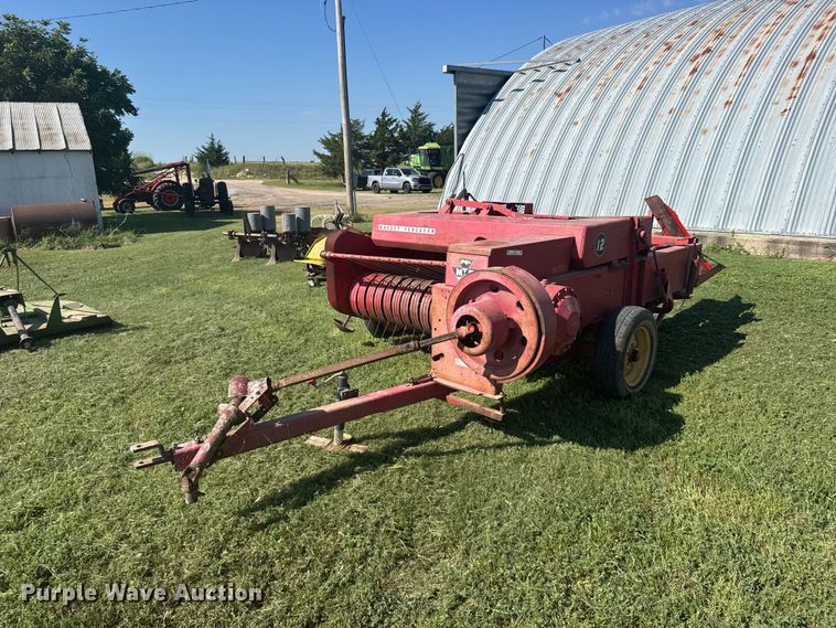 Massey Ferguson 12 small square baler - DY3011