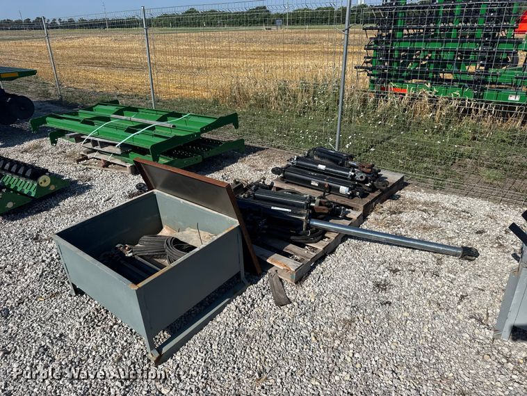 Approximately 15 hydraulic cylinders - DY3020