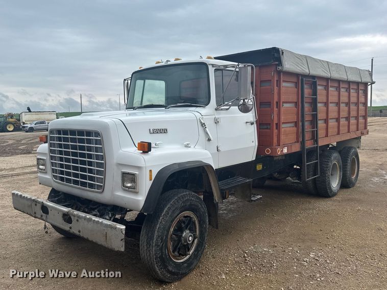 1989 Ford LT8000 grain truck - DY3075
