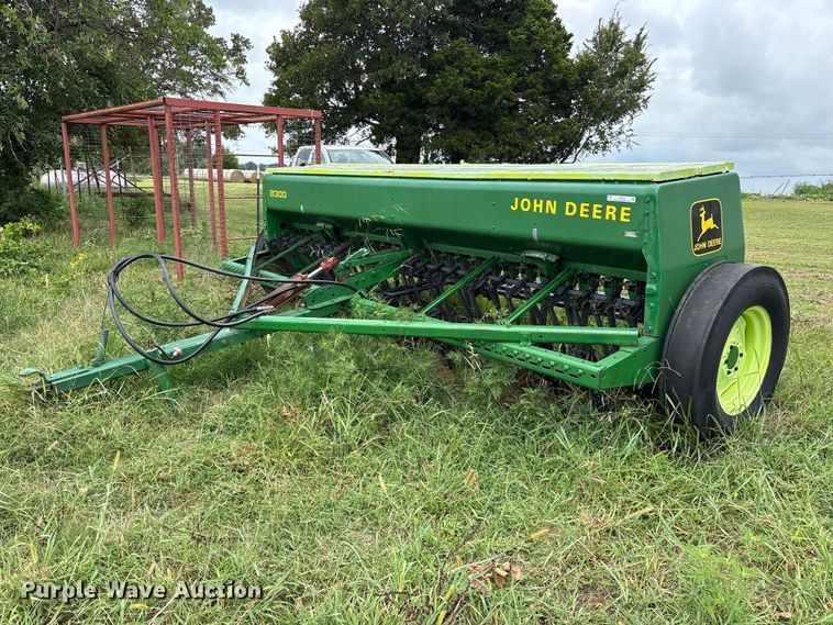 John Deere 8300 grain drill - ET0318
