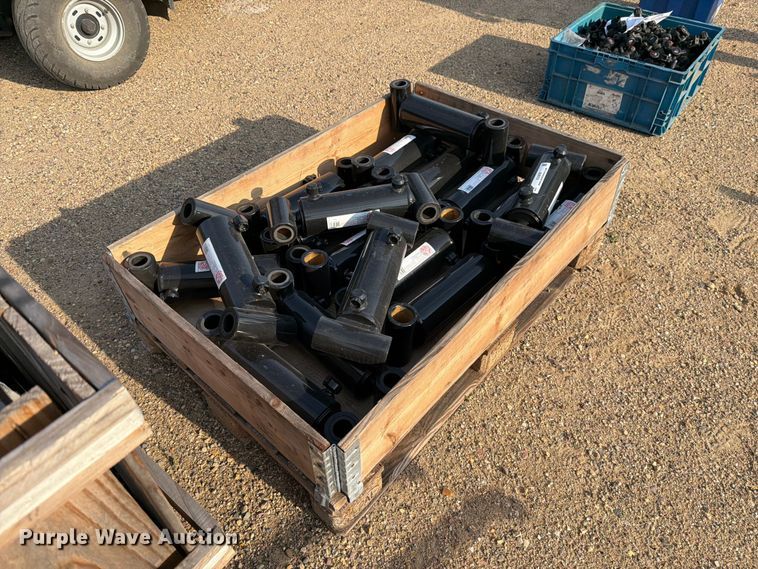 (17) Lion WD 3000 hydraulic cylinders - EU5839