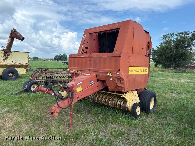 New Holland 650 round baler - EX2084