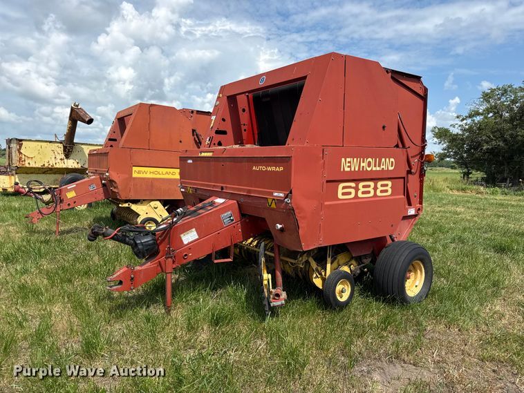 New Holland 688 round baler - EX2085
