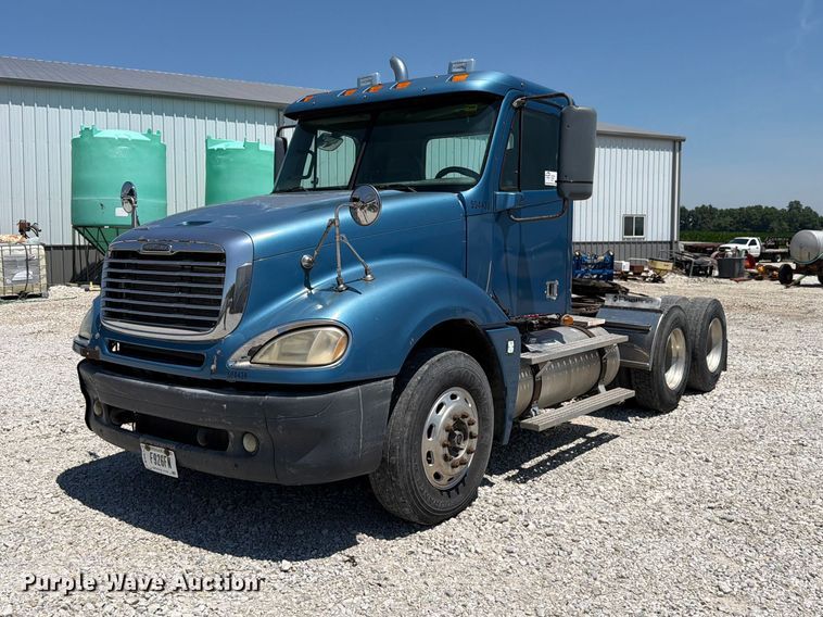 2007 Freightliner Columbia semi truck - FK4069