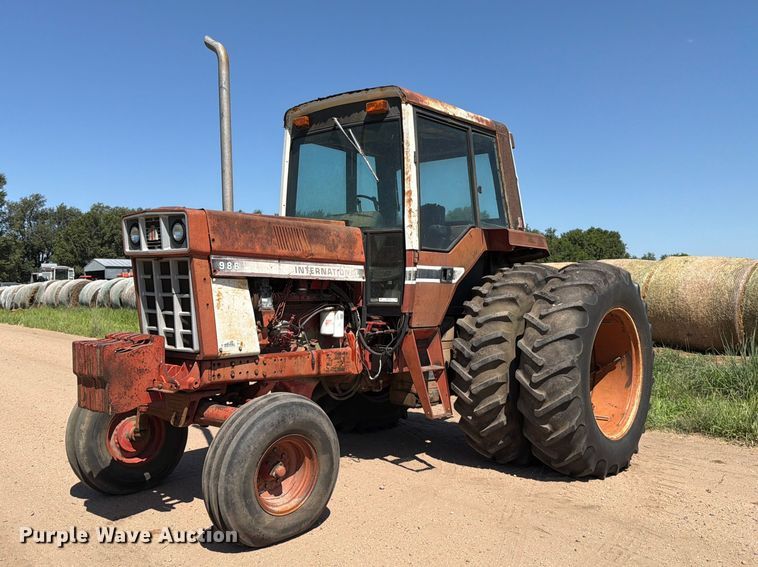 International Harvester 986 tractor - MZ9739