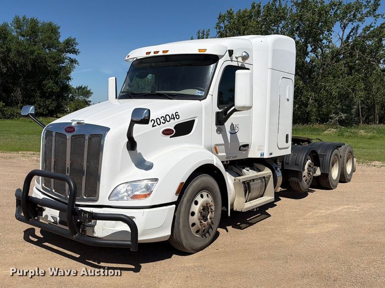 2020 Peterbilt 579 semi truck - DQ0072