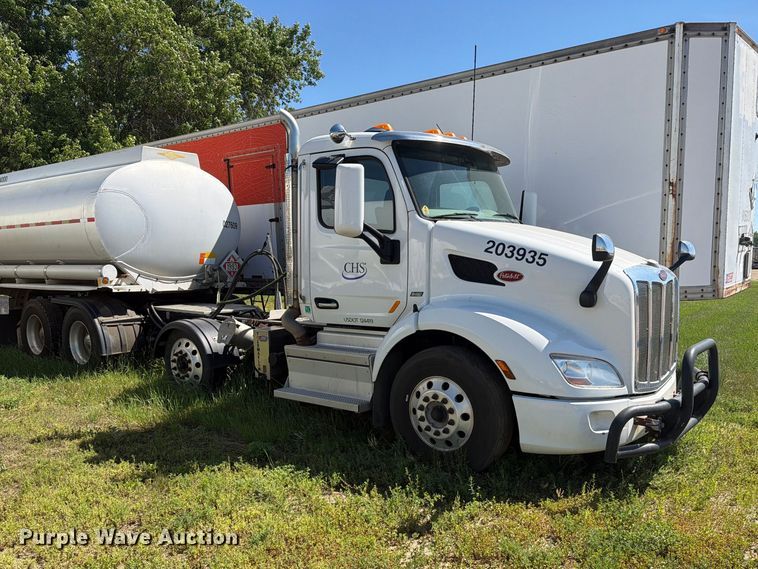 2020 Peterbilt 579 semi truck - DQ0076
