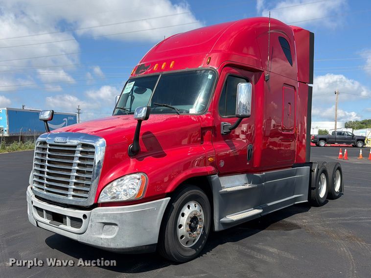 2013 Freightliner Cascadia semi truck - DQ7893