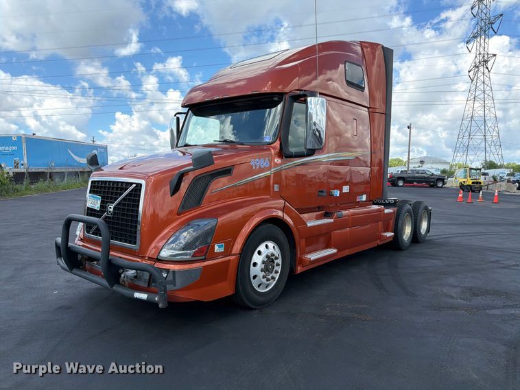 2016 Volvo VN semi truck - DQ7895