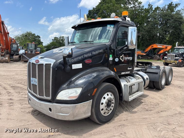 2018 Peterbilt 579 semi truck - DU6382