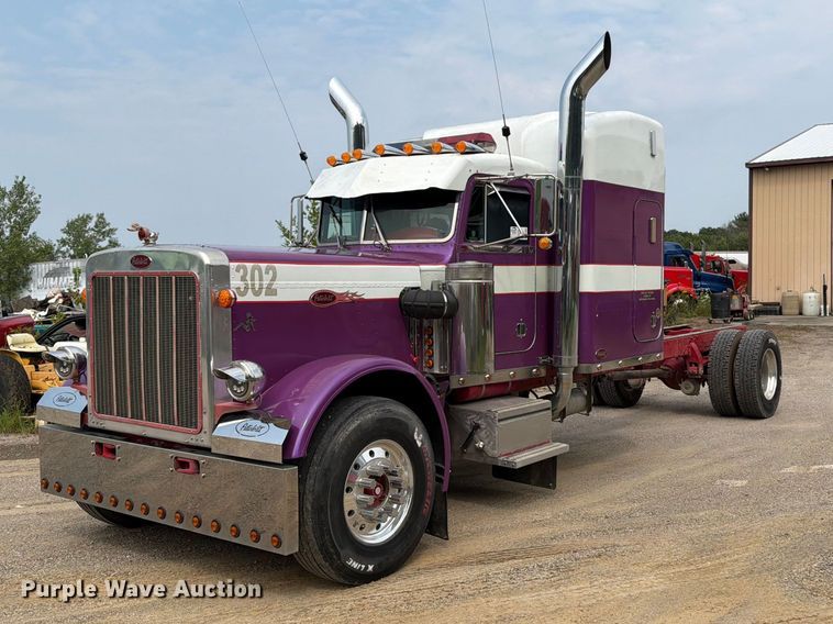 1980 Peterbilt 359 truck cab and chassis - DV2053