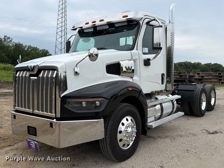 2022 Western Star 49X Chassis semi truck - DV8541