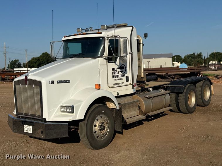2020 Kenworth T800 semi truck - DY3079