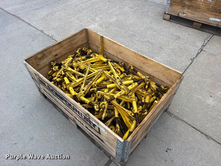Approximately 50 ratcheting chain binders - DY3137